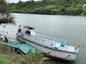 У Дністер витекло дизпаливо з прогулянкового катера